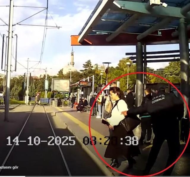 Tramvayın altında kalmaktan güvenlik görevlisi kurtardı; o anlar kamerada