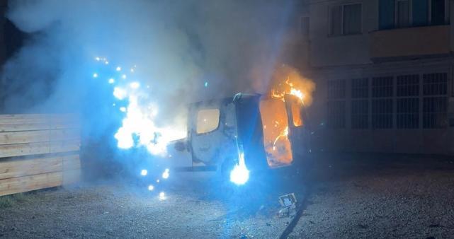 Park halindeki hafif ticari araç alev alev yandı