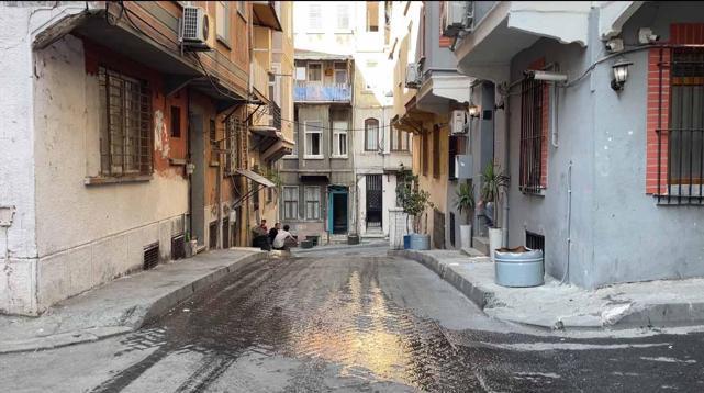 Beyoğlunda seyyar satıcı yer kavgasında dövülerek öldürüldü; o anlar kamerada