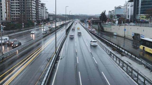 İstanbulda sağanak yağış etkili oluyor