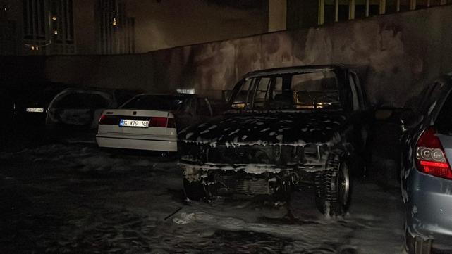 Sarıyer’de otoparktaki 5 otomobil yandı