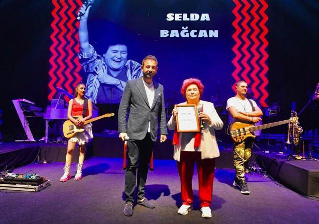 Selda Bağcan ‘Beşiktaş Festivali’nde konser verdi