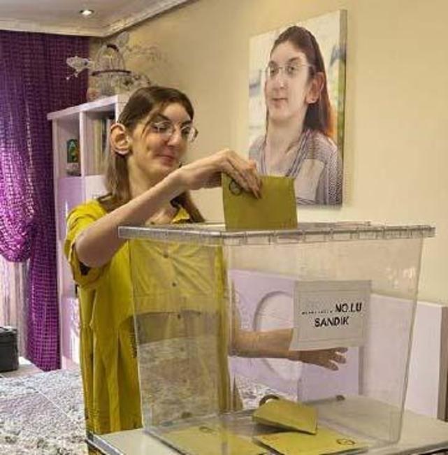 Worlds tallest woman casts her vote at home