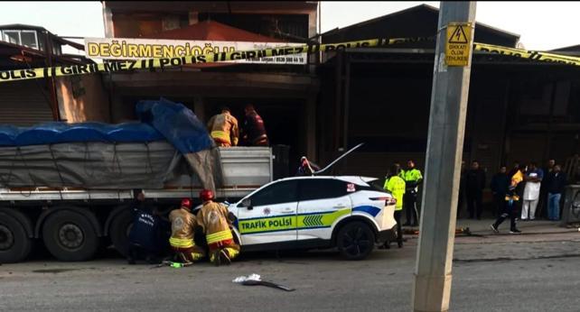 Polis aracı TIRa çarptı: 1 şehit, 1 yaralı