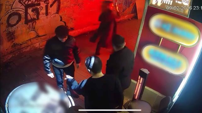 Beyoğlu’nda kadın turistin yere saçılan paralarını toplayan esnaf: Teşekkür bile etmedi, saçını tarayıp gitti