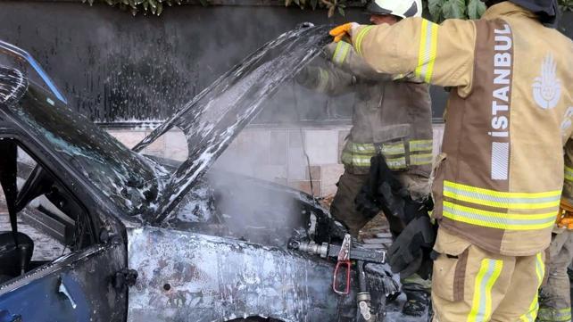 Avcılarda park halindeki otomobil alev alev yandı