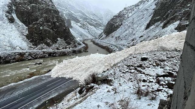 Hakkari-Çukurca kara yoluna çığ düşme anı kamerada