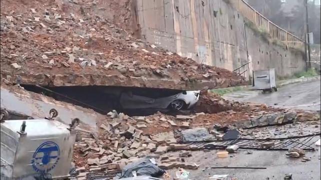 Maltepe’de ortaokulun istinat duvarı çöktü