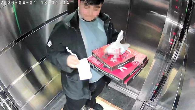 Götürdüğü pizzanın malzemesini yiyip asansöre tuvaletini yaptı; o anlar kamerada