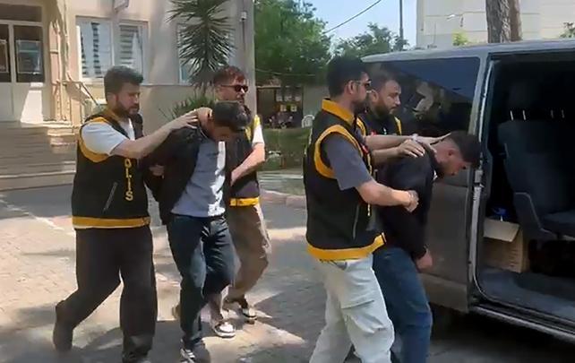 Yüzlerini şapkayla gizleyip husumetlisinin evini kurşunladılar, 5 kilometrelik takiple yakalandılar