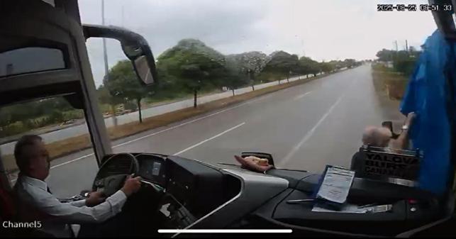 Otobüsün kamyonete branda çekenlere çarptığı kazada ölü sayısı 2’ye çıktı; olay kamerada