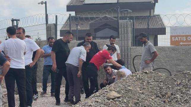 Tuzla’da kanalizasyon kazısı sırasında toprak altında kalan işçi kurtarıldı