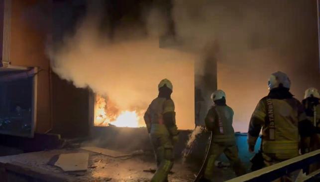 Kağıthanede 4 katlı metruk binada yangın