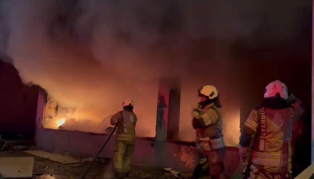 Kağıthanede 4 katlı metruk binada yangın