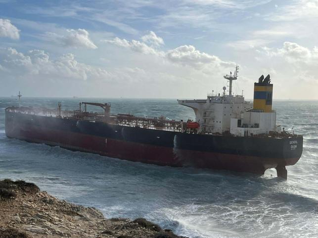 Bozcaada açıklarında karaya oturan tanker, bakım için Yalovaya götürülüyor