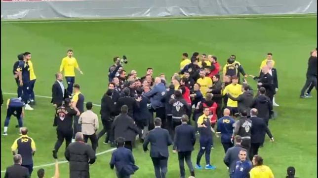 Fenerbahçeli futbolcular Galatasarayın sahasının ortasında bayrak açtı