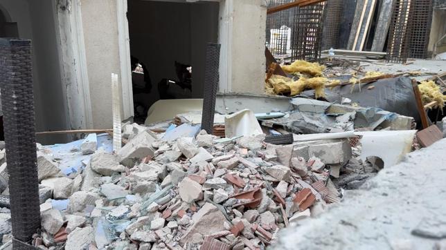 Avcılarda yıkım sırasında kopan beton blok yan binadaki dairenin cam kapısını kırdı