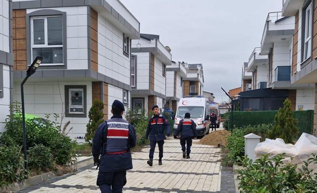 Villada anne ve kızı ölü, baba ise ağır yaralı bulundu