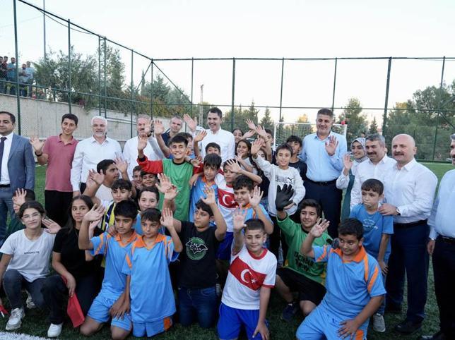 Bakan Kurum, halı saha sözünü tuttuğu çocuklarla futbol oynadı