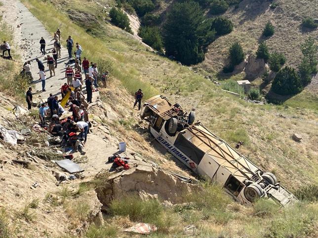 Karsta yolcu otobüsü viyadükten uçtu: 7 ölü, 21 yaralı