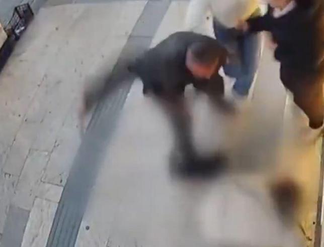 Boşanma aşamasındaki eşi tarafından bıçaklandı; saldırı kamerada