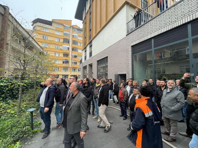 Yangında mahsur kalan görme engelliyi otopark görevlisi kurtardı