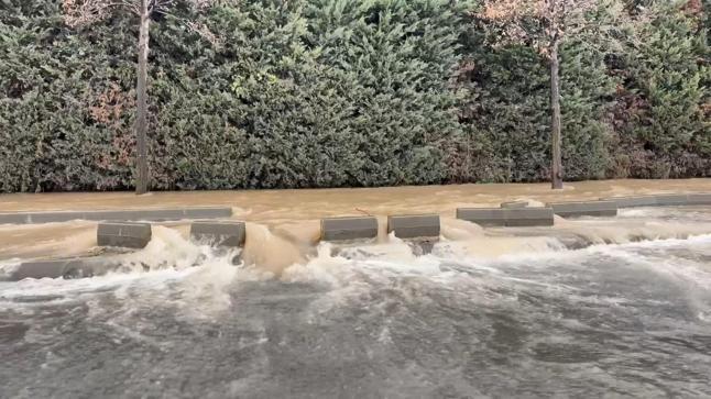 Bakırköyde su borusu patladı; yollar göle döndü