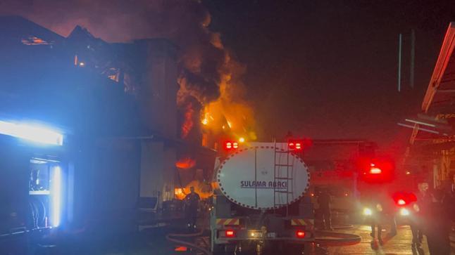 Adanada 3 katlı hırdavat dükkanında yangın