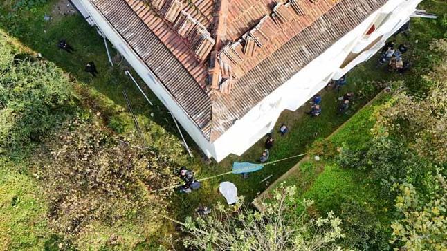 4 katlı binanın çatı katından düşen inşaat ustası öldü