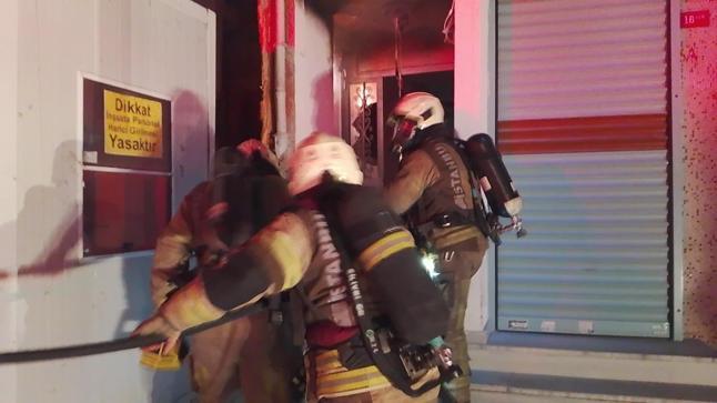 Silivride bina girişindeki elektrik trafosu yandı: 2 kişi dumandan etkilendi