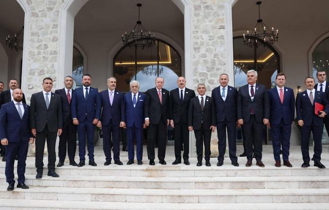 Cumhurbaşkanı Erdoğan, Azerbaycan Cumhurbaşkanı Aliyev ve Pakistan Başbakanı Şerif ile hatıra fotoğrafı çektirdi