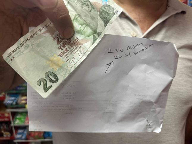 Market sahibini bulamayınca aldıklarının ücretini tezgaha bıraktı