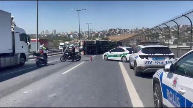 Başakşehir TEMde kamyon devrildi; kilometrelerce araç kuyruğu oluştu