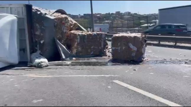 Başakşehir TEMde kamyon devrildi; kilometrelerce araç kuyruğu oluştu