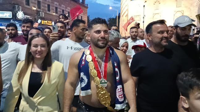 Kırkpınar başpehlivanı Erkan Taş, hamam geleneğini sürdürdü
