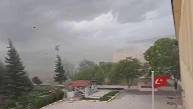 Fırtınada çatının uçması kamerada