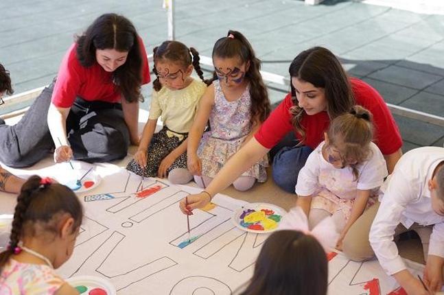 Gönüllüler, Gaziantep’te çocukların 23 Nisan coşkusuna ortak oldu