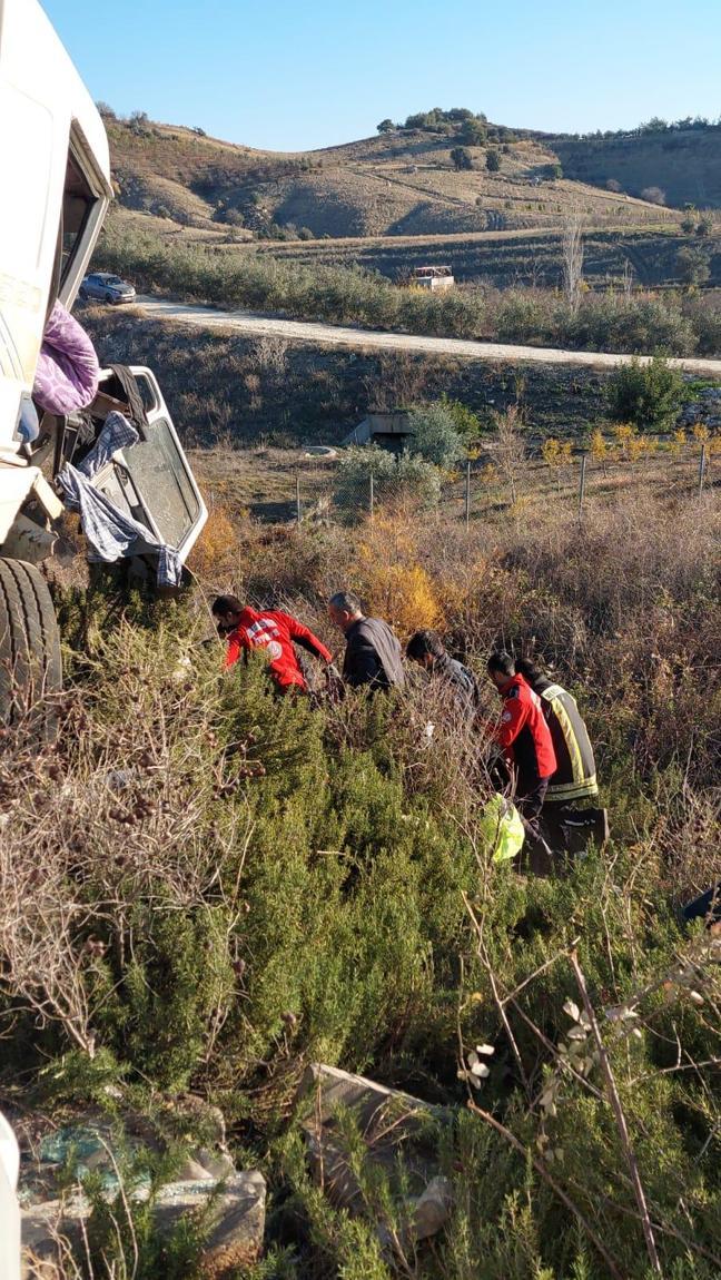 Otoyolda karşı şeride geçen kamyon, otomobille çarpıştı; 2 ölü