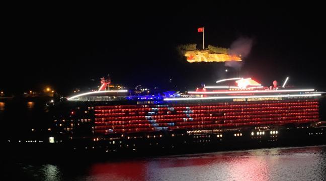 Kruvaziyer, gövdesine Türk bayrağı yansıtarak Çanakkaleyi selamladı