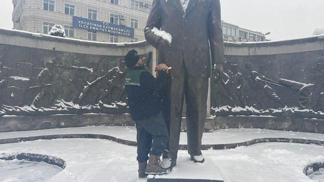 Atatürk Anıtının üzerindeki karları temizledi