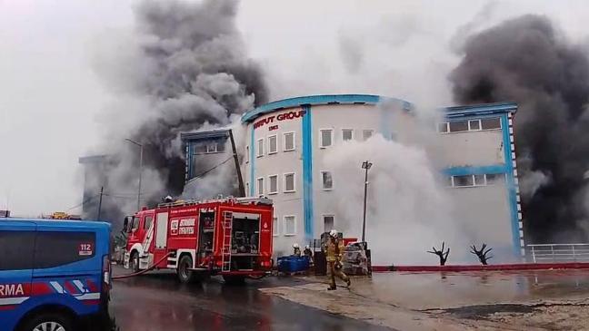 Silivri’de kauçuk fabrikasında çıkan yangın söndürüldü