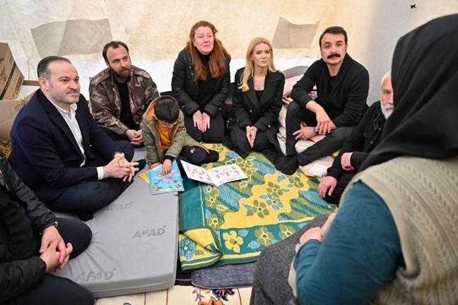Dizi oyuncuları Kahramanmaraş’ta depremzedelerle bir araya geldi