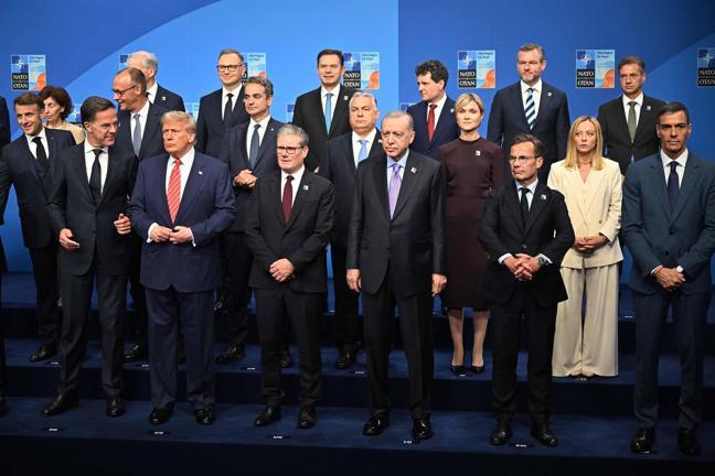 Cumhurbaşkanı Erdoğan, NATO Devlet ve Hükümet Başkanları Zirvesi’nde aile fotoğrafı çekimine katıldı