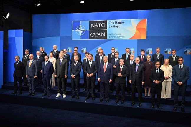 Cumhurbaşkanı Erdoğan, NATO Devlet ve Hükümet Başkanları Zirvesi’nde aile fotoğrafı çekimine katıldı