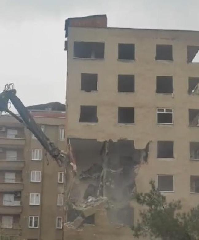 Diyarbakır’da ağır hasarlı bina, kontrollü yıkım sırasında çöktü