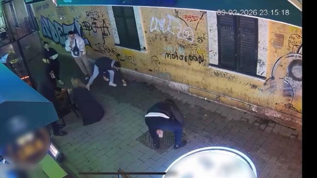 Beyoğlu’nda kadın turistin yere saçılan paralarını toplayan esnaf: Teşekkür bile etmedi, saçını tarayıp gitti