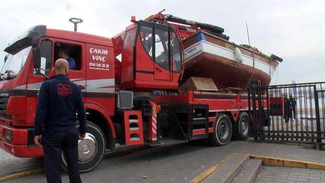 Üsküdarda yolcu motoru balıkçı teknesine çarptı