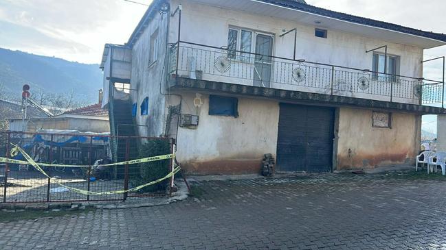 Av tüfeğiyle boşanma aşamasındaki eşi ile ailesinin yaşadığı evi bastı; 4 ölü