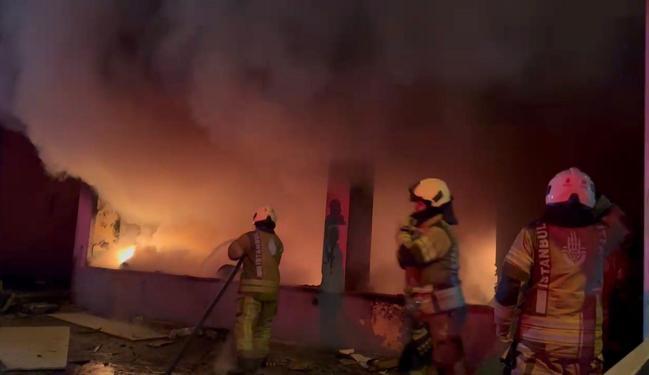 Kağıthanede 4 katlı metruk binada yangın