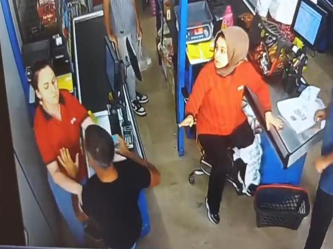 Kasiyere yumruk atan şüpheliye müdahale eden müşteri: Bir kadın darbediliyordu duramadım